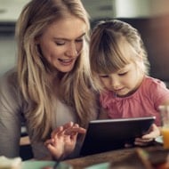 À quel âge les enfants peuvent-ils commencer à utiliser les nouvelles technologies ?