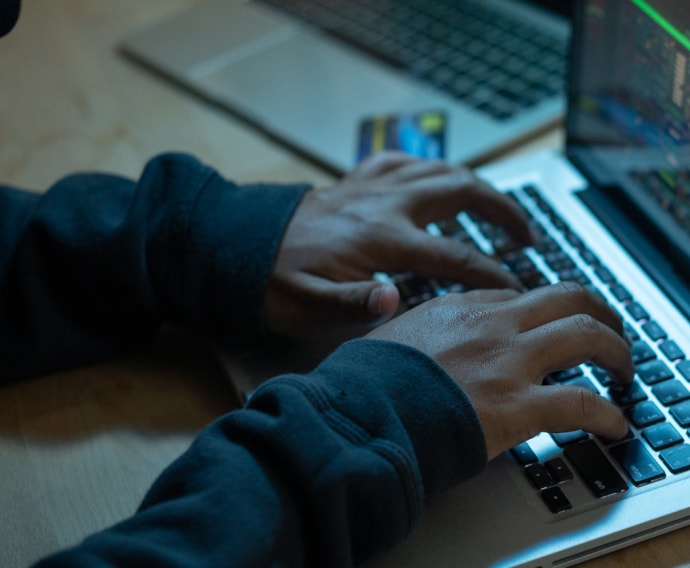 Pirate menant une attaque sur Internet.